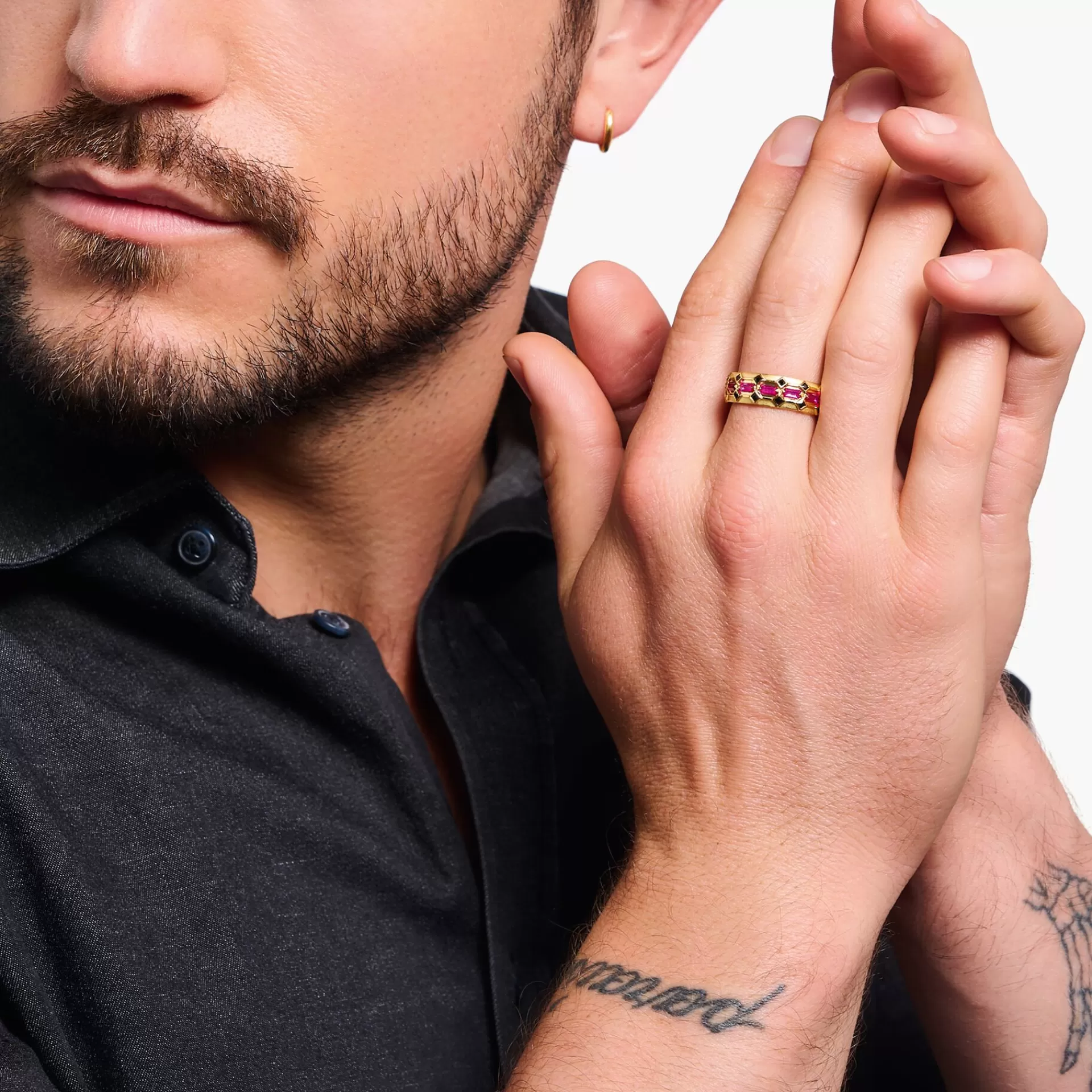 THOMAS SABO Ringar | 18K plätering<RING, KROKODILFJ&AUML;LL, BRED, MED R&OUML;DA STENAR, PL&AUML;TERAD gult guldfargad, svart,